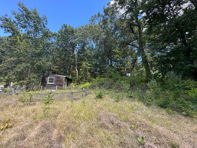 28 Lindbergh St, Clinton, MA 01510