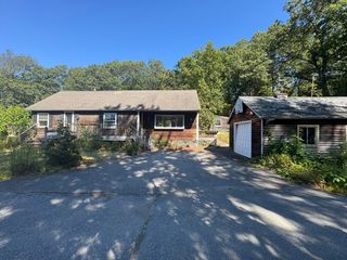 28 Lindbergh St, Clinton, MA 01510