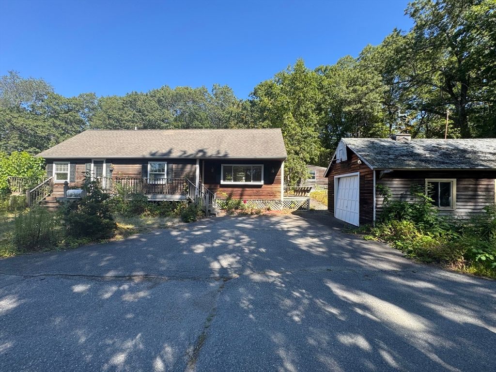 28 Lindbergh St, Clinton, MA 01510