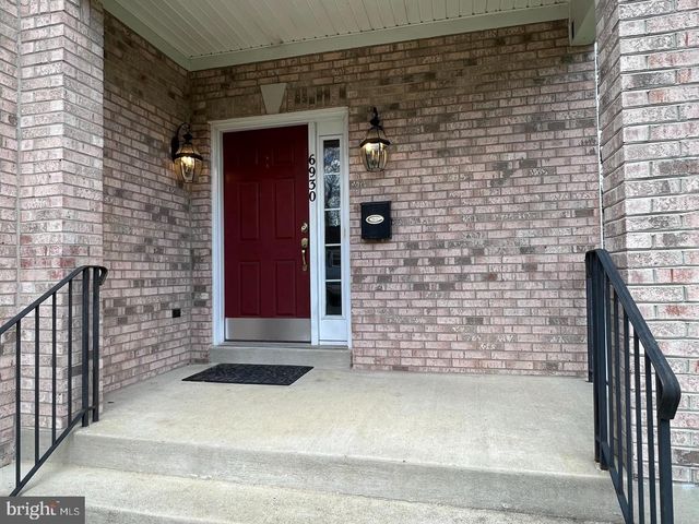 6930 WESTLAWN DR, Falls Church, VA 22042