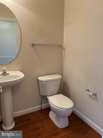 6930 WESTLAWN DR, Falls Church, VA 22042