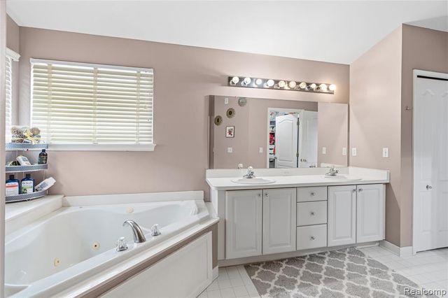 4337 Meadowbrook Court, Grand Blanc, MI 48439