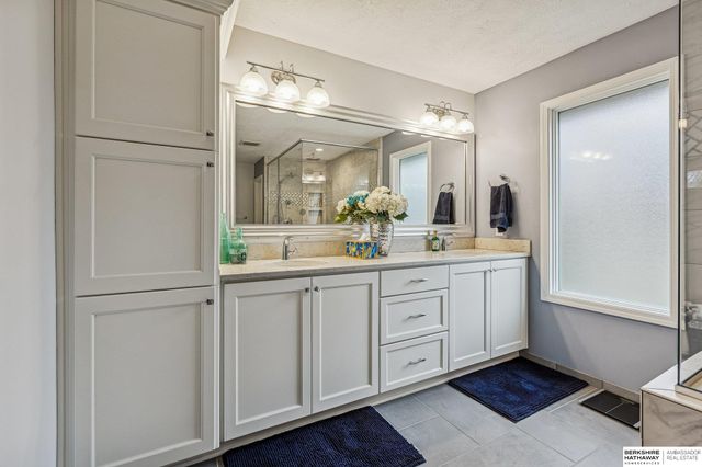 2005 S 182nd Avenue Circle, Omaha, NE 68130