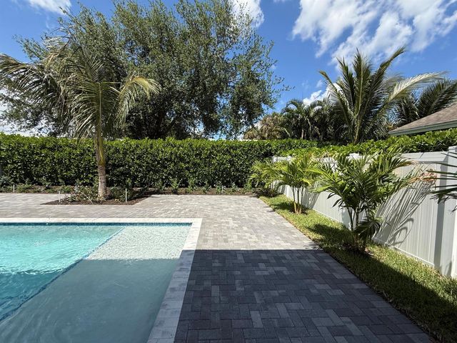518 LUCKY Lane, Delray Beach, FL 33444