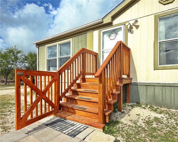 1312 Antonia St, Sinton, TX 78387