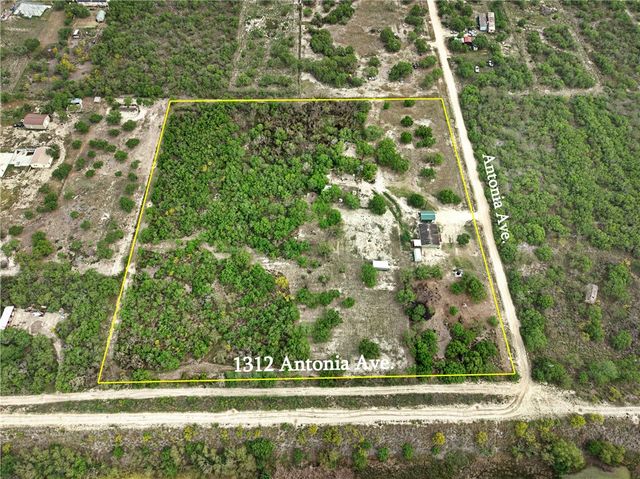 1312 Antonia St, Sinton, TX 78387