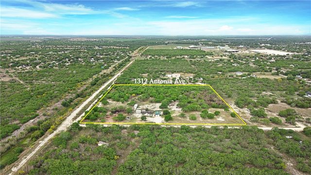 1312 Antonia St, Sinton, TX 78387