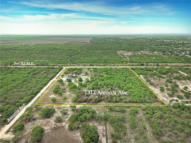 1312 Antonia St, Sinton, TX 78387