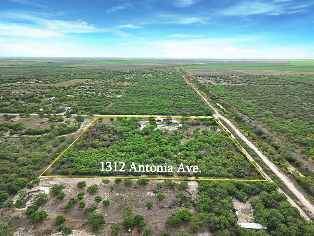 1312 Antonia St, Sinton, TX 78387