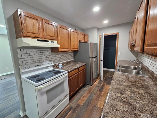 28219 Raleigh Crescent Drive, New Baltimore, MI 48051