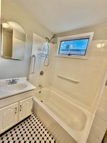 19 Pierce St 19, Quincy, MA 02171