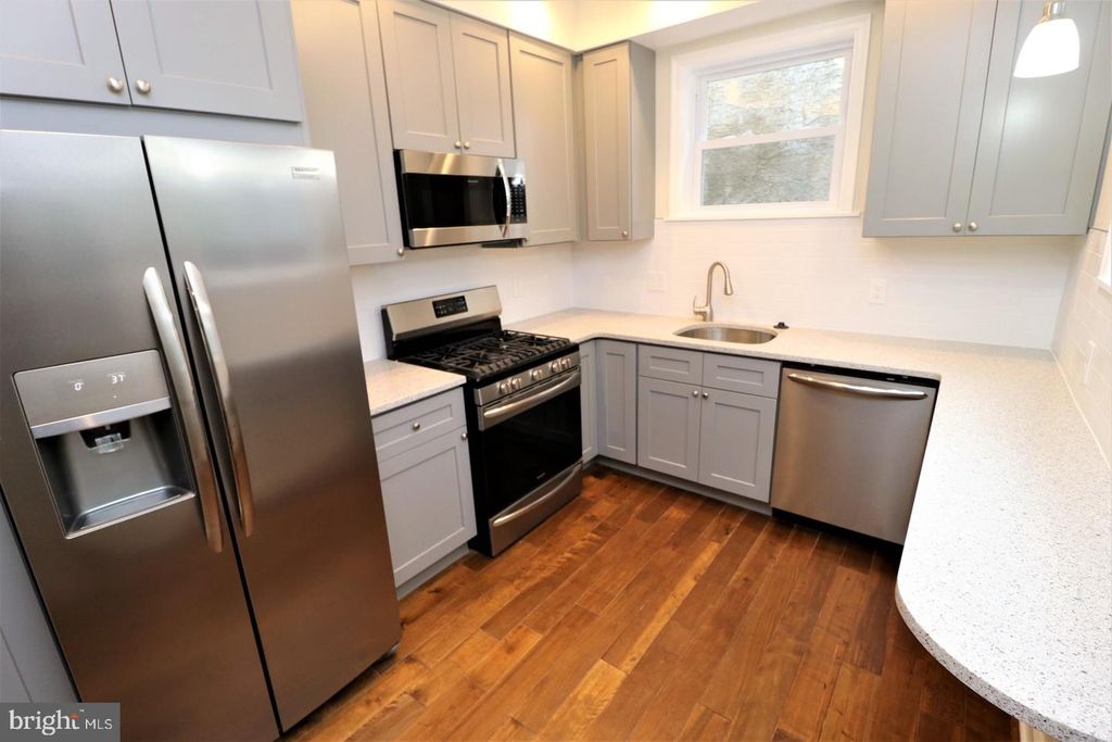 1323 BUTTONWOOD ST, Philadelphia, PA 19123