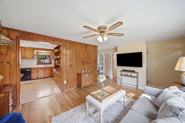 34 Andover St, Wilmington, MA 01887