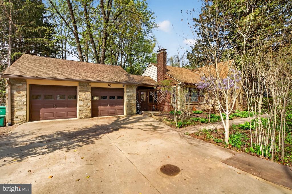 10 PENNSYLVANIA AVE, Fairless Hills, PA 19030