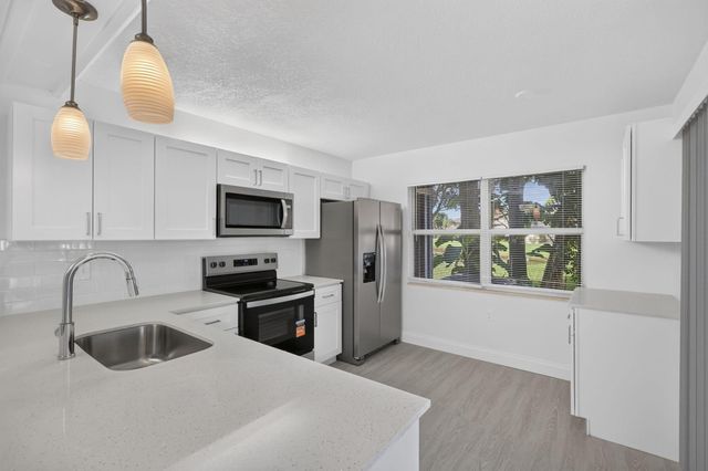 11 AMHERST Court D, Royal Palm Beach, FL 33411