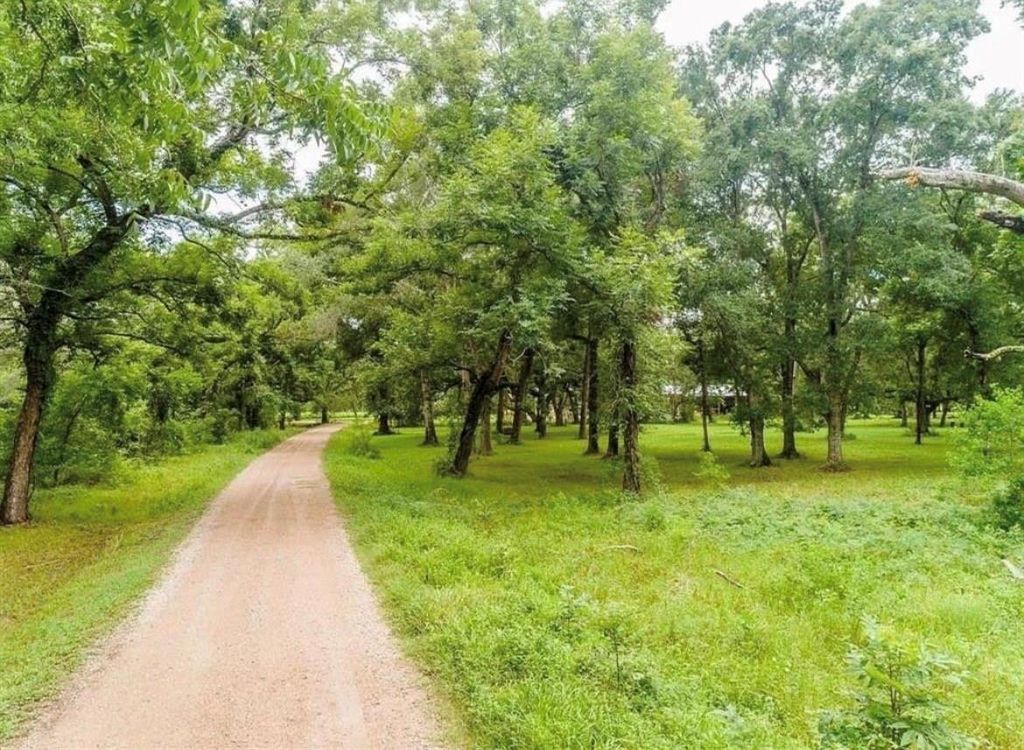 202 Jones Road, Angleton, TX 77515