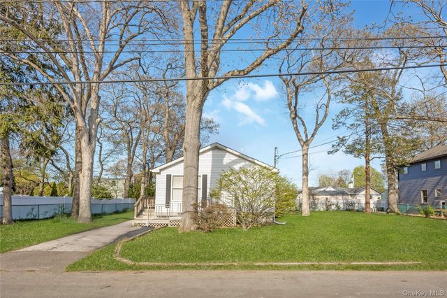 320 S Fulton Avenue, Lindenhurst, NY 11757