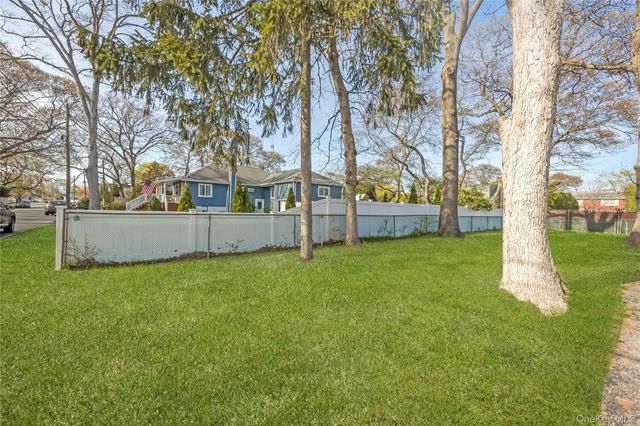 320 S Fulton Avenue, Lindenhurst, NY 11757