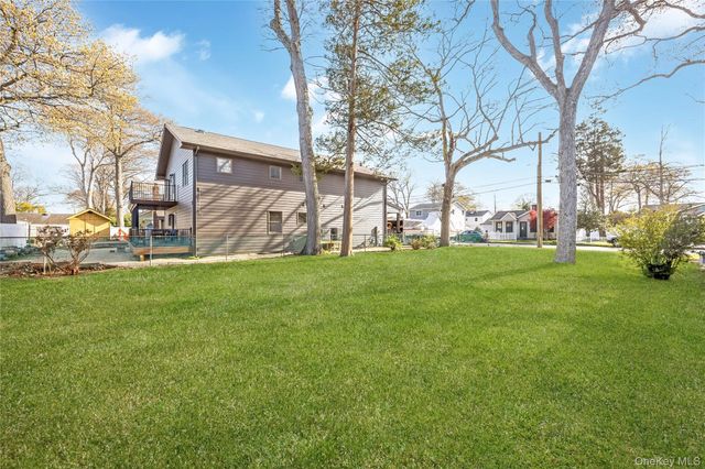 320 S Fulton Avenue, Lindenhurst, NY 11757