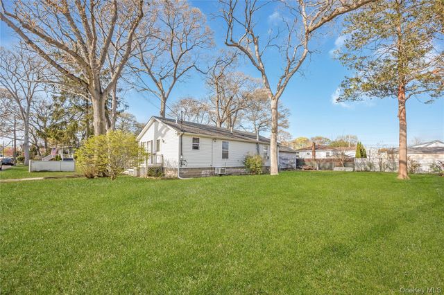 320 S Fulton Avenue, Lindenhurst, NY 11757