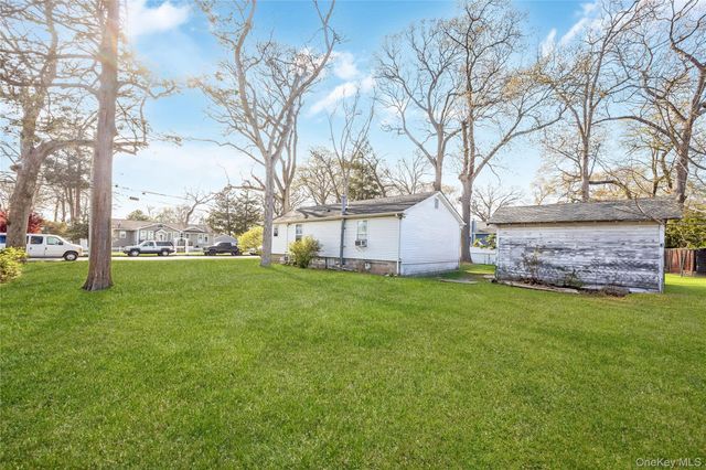 320 S Fulton Avenue, Lindenhurst, NY 11757