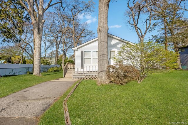 320 S Fulton Avenue, Lindenhurst, NY 11757