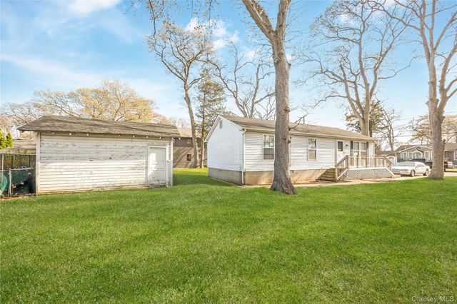 320 S Fulton Avenue, Lindenhurst, NY 11757