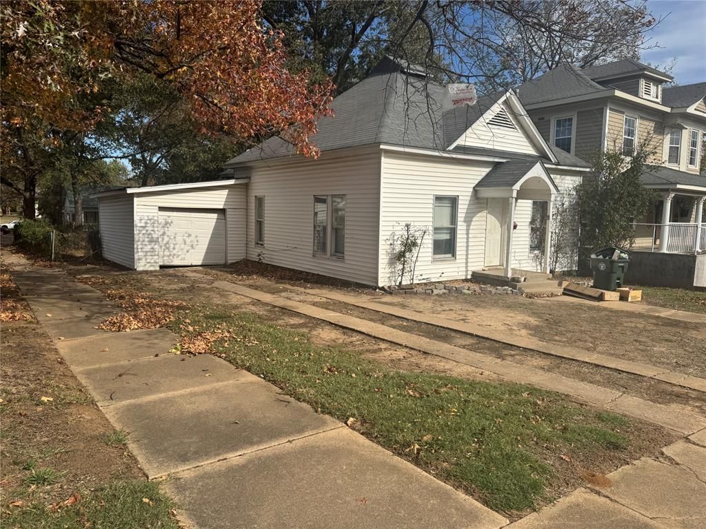 Image 1 of property listing at 1324 W Broadway Street, Muskogee, OK 74401