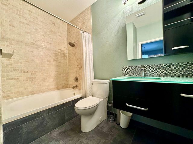 5000 CULBREATH KEY WAY 1-318, Tampa, FL 33611
