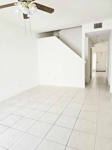 10589 NW 56th Pl, Coral Springs, FL 33076