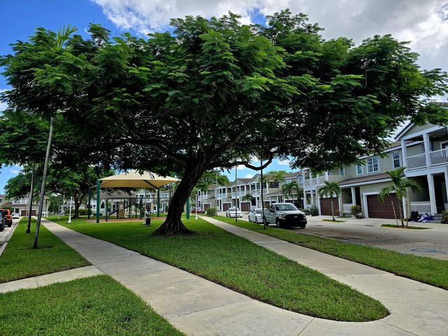 10589 NW 56th Pl, Coral Springs, FL 33076