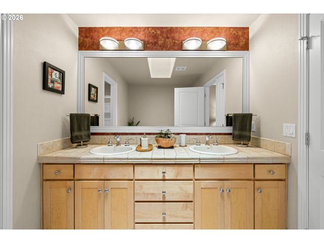 2288 SAINT MORITZ Loop, West Linn, OR 97068