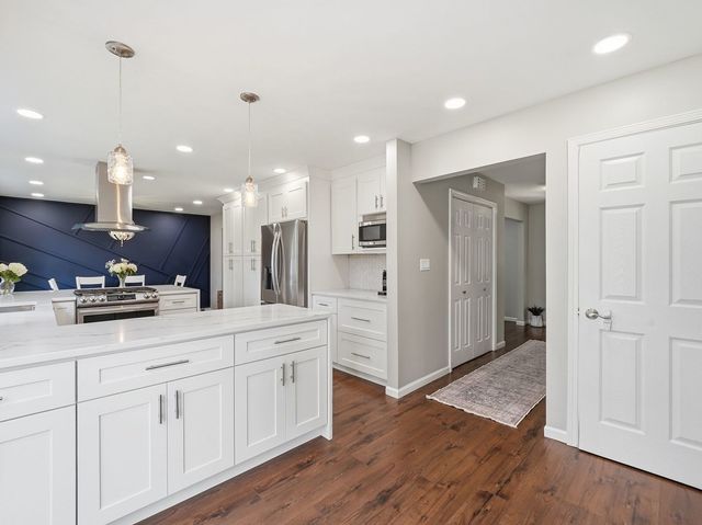 916 Stratford Lane, Downers Grove, IL 60516