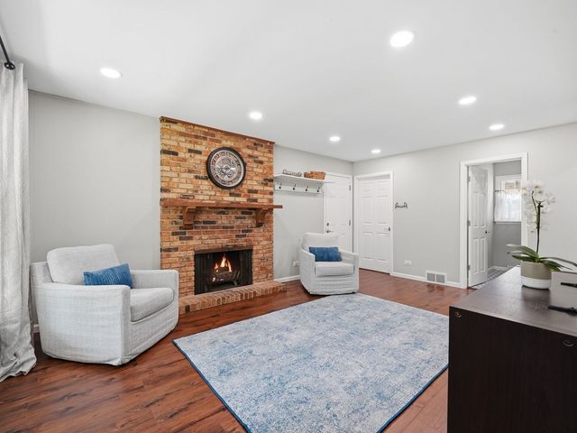 916 Stratford Lane, Downers Grove, IL 60516
