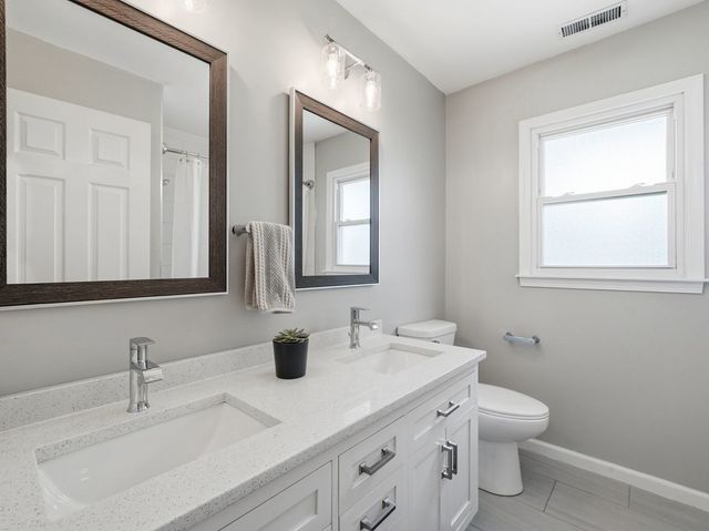 916 Stratford Lane, Downers Grove, IL 60516