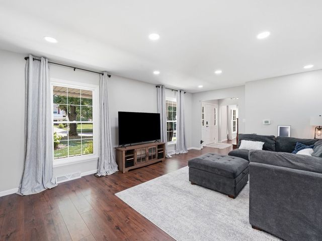 916 Stratford Lane, Downers Grove, IL 60516