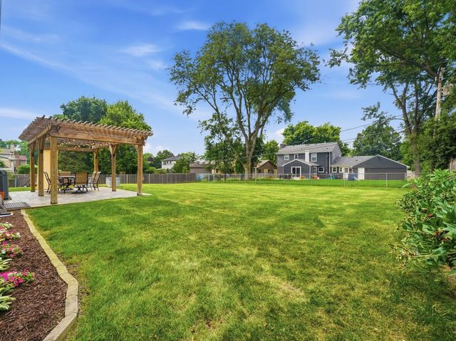 916 Stratford Lane, Downers Grove, IL 60516
