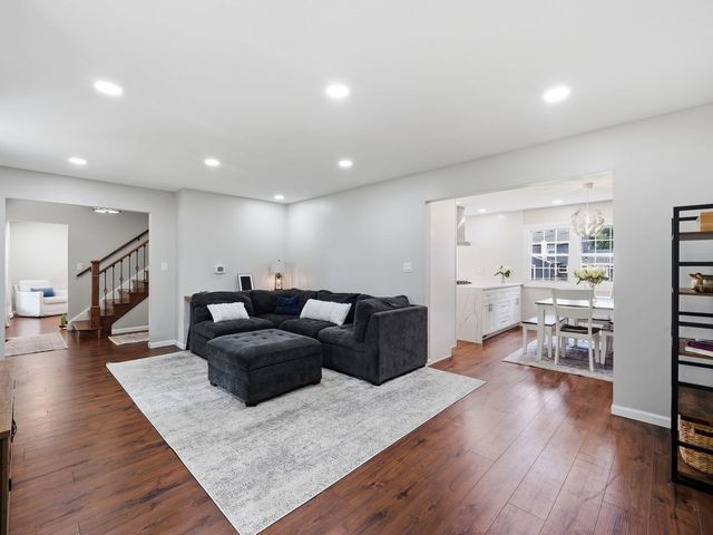 916 Stratford Lane, Downers Grove, IL 60516