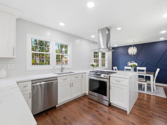 916 Stratford Lane, Downers Grove, IL 60516