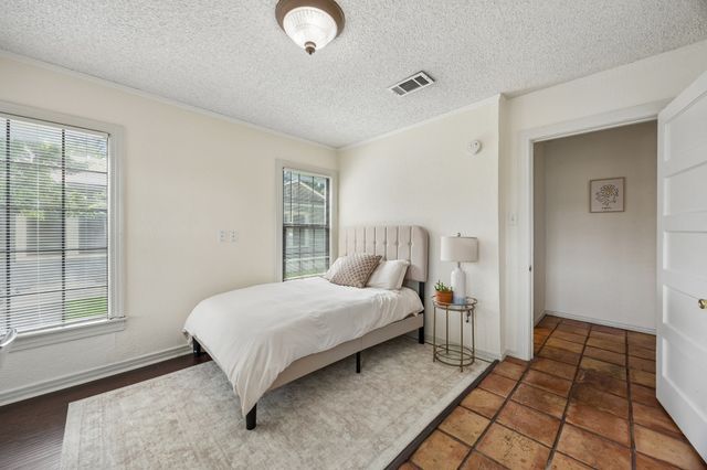 4821 Calmont Avenue, Fort Worth, TX 76107