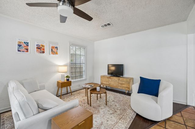4821 Calmont Avenue, Fort Worth, TX 76107