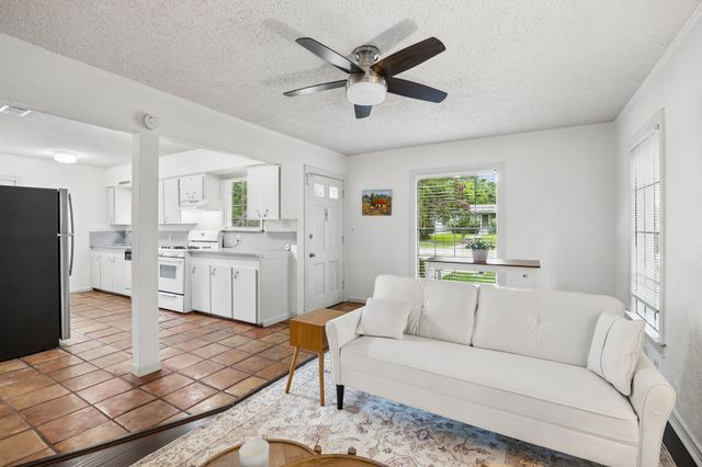 4821 Calmont Avenue, Fort Worth, TX 76107