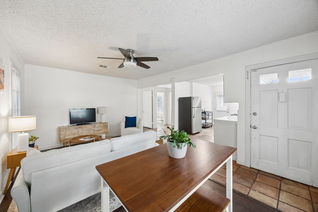 4821 Calmont Avenue, Fort Worth, TX 76107