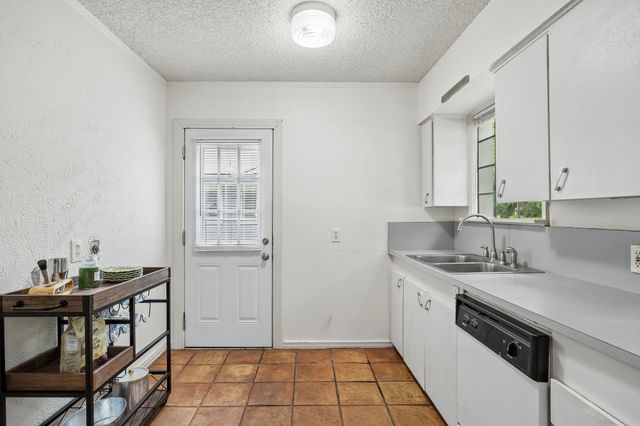 4821 Calmont Avenue, Fort Worth, TX 76107