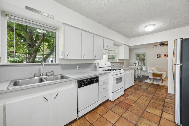4821 Calmont Avenue, Fort Worth, TX 76107