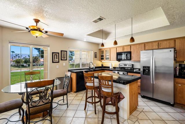 372 Muirfield Drive, Palm Desert, CA 92211
