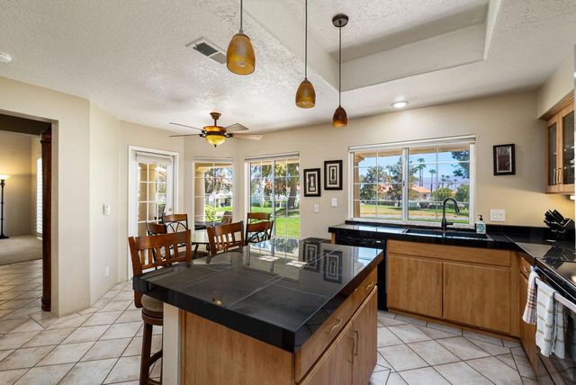 372 Muirfield Drive, Palm Desert, CA 92211