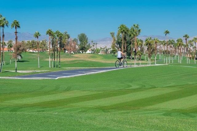 372 Muirfield Drive, Palm Desert, CA 92211