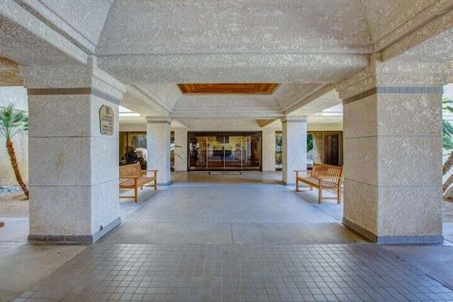 372 Muirfield Drive, Palm Desert, CA 92211