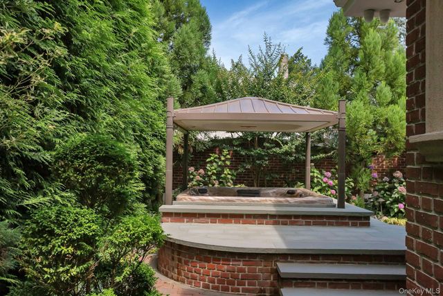 5 Boulevard, Malba, NY 11357